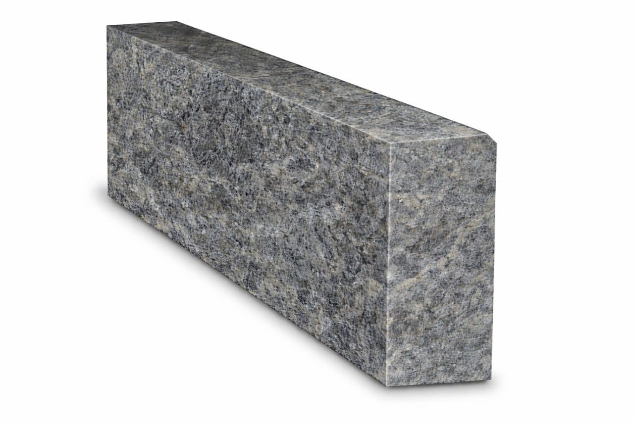 Krawężnik granitowy płomieniowany ciemnoszary Labradoryt Lх20х5cm | (L= od 70 do 150 cm)