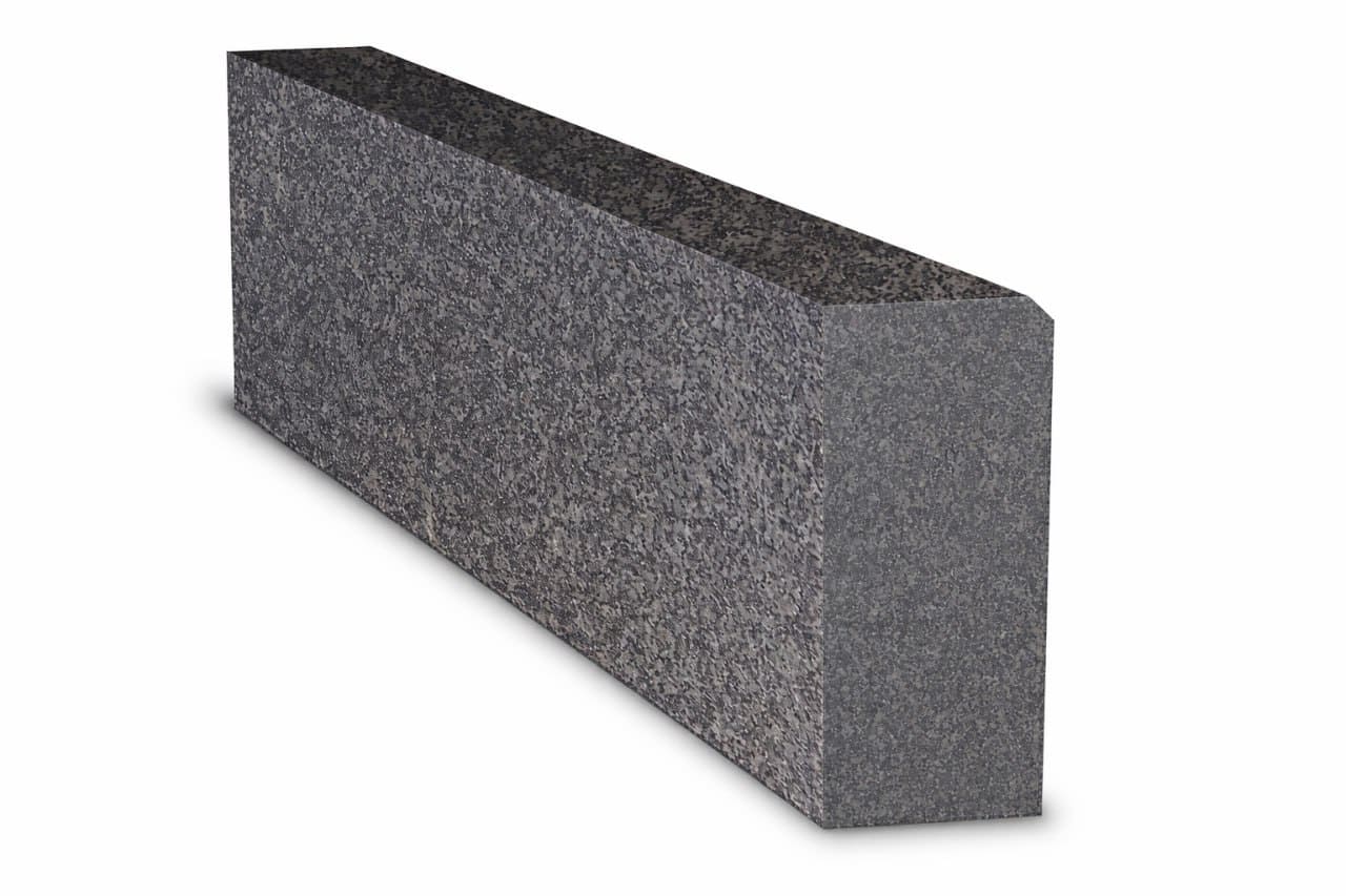 Krawężnik granitowy płomieniowany ciemnoszary Gabro Lх15х6 cm | (L= od 70 do 150 cm)
