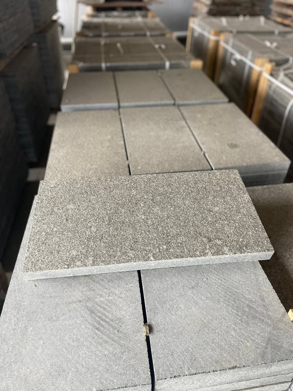 Płyta granitowa chodnikowa płomieniowana ciemnoszara Gabro - dodatkowe zdjęcie