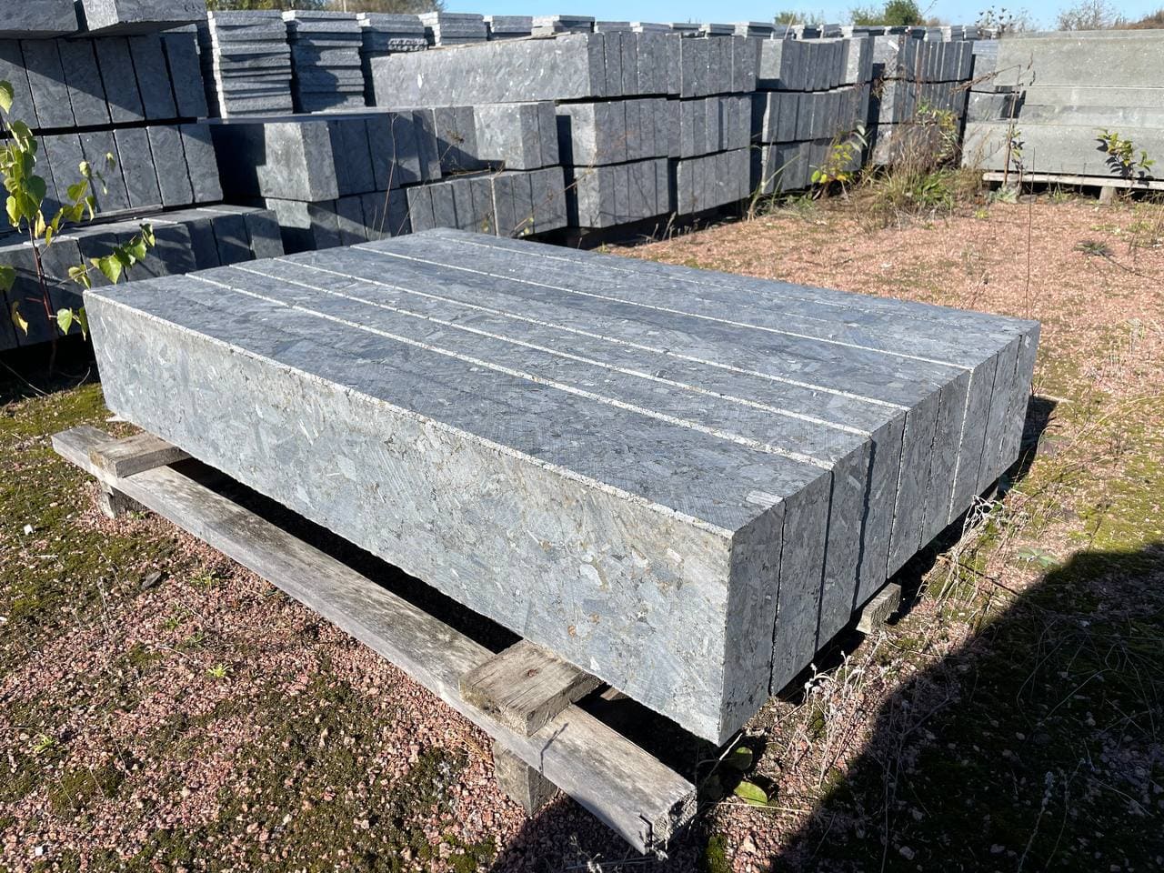 Krawężnik granitowy płomieniowany ciemnoszary Labradoryt Lх20х8 cm | (L= od 70 do 150 cm) - dodatkowe zdjęcie