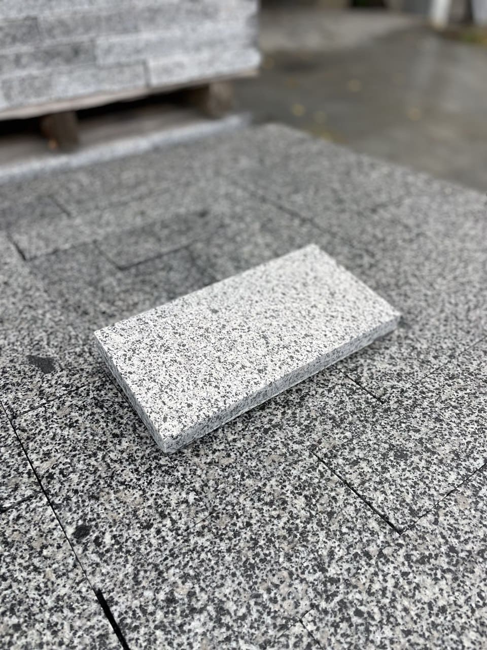 Płyta granitowa tarasowa płomieniowana jasnoszara Grey UA - dodatkowe zdjęcie