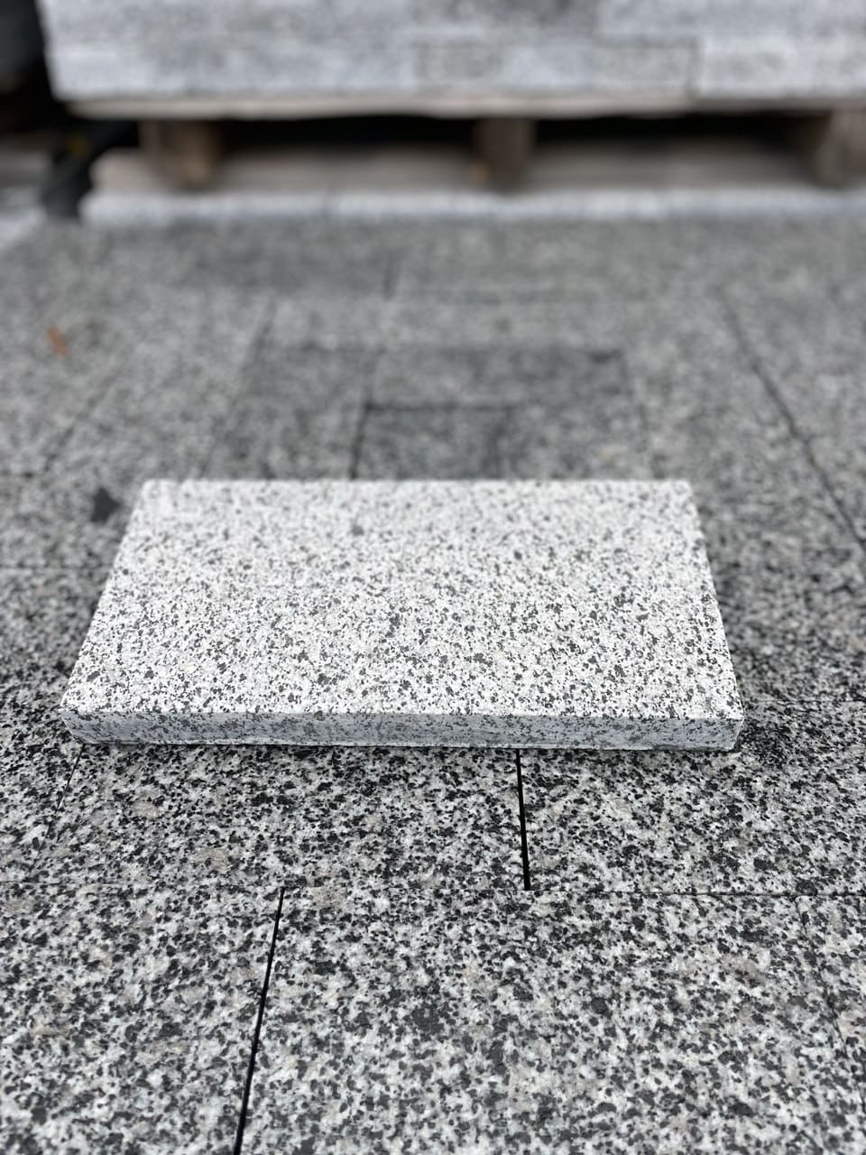 Płyta granitowa chodnikowa płomieniowana jasnoszara Gray UA - dodatkowe zdjęcie