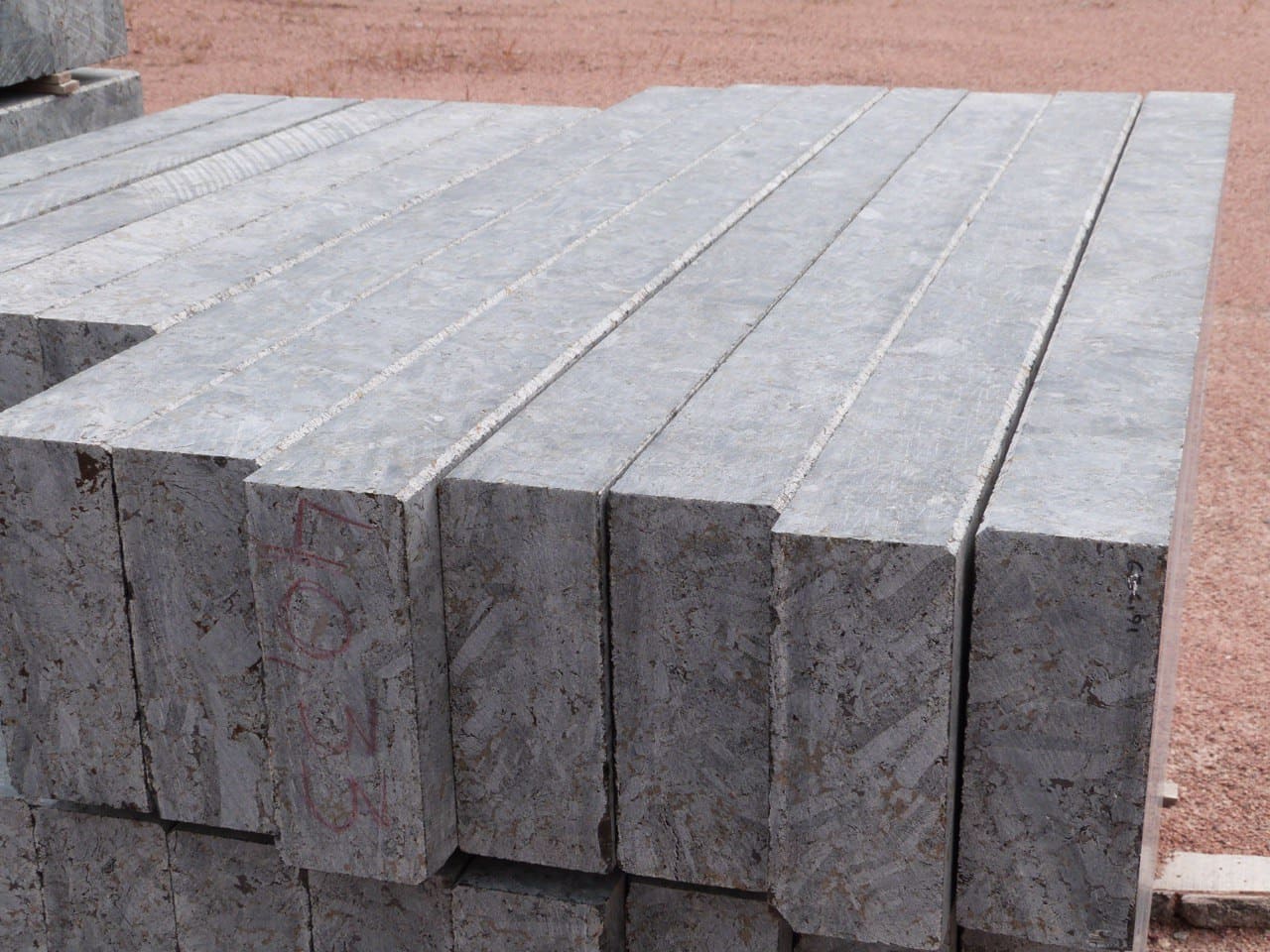 Krawężnik granitowy płomieniowany ciemnoszary Labradoryt Lх15х5 cm | (L= od 70 do 150 cm) - dodatkowe zdjęcie