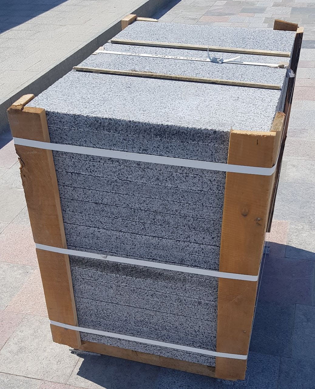 Płyta granitowa tarasowa płomieniowana jasnoszara Grey UA - dodatkowe zdjęcie