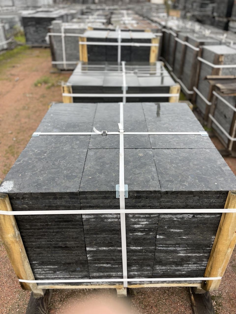 Płyta granitowa tarasowa płomieniowana ciemnoszara Labradoryt - dodatkowe zdjęcie