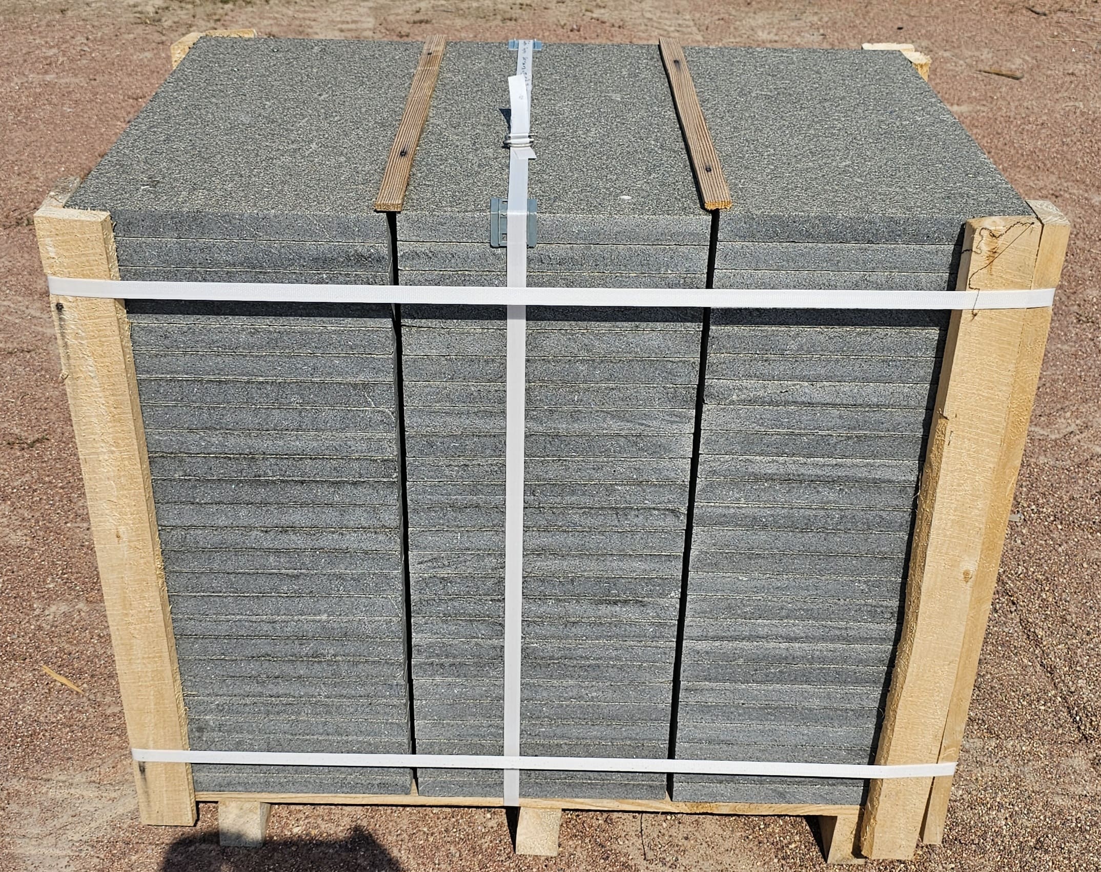 Płyta granitowa chodnikowa płomieniowana ciemnoszara Gabro - dodatkowe zdjęcie