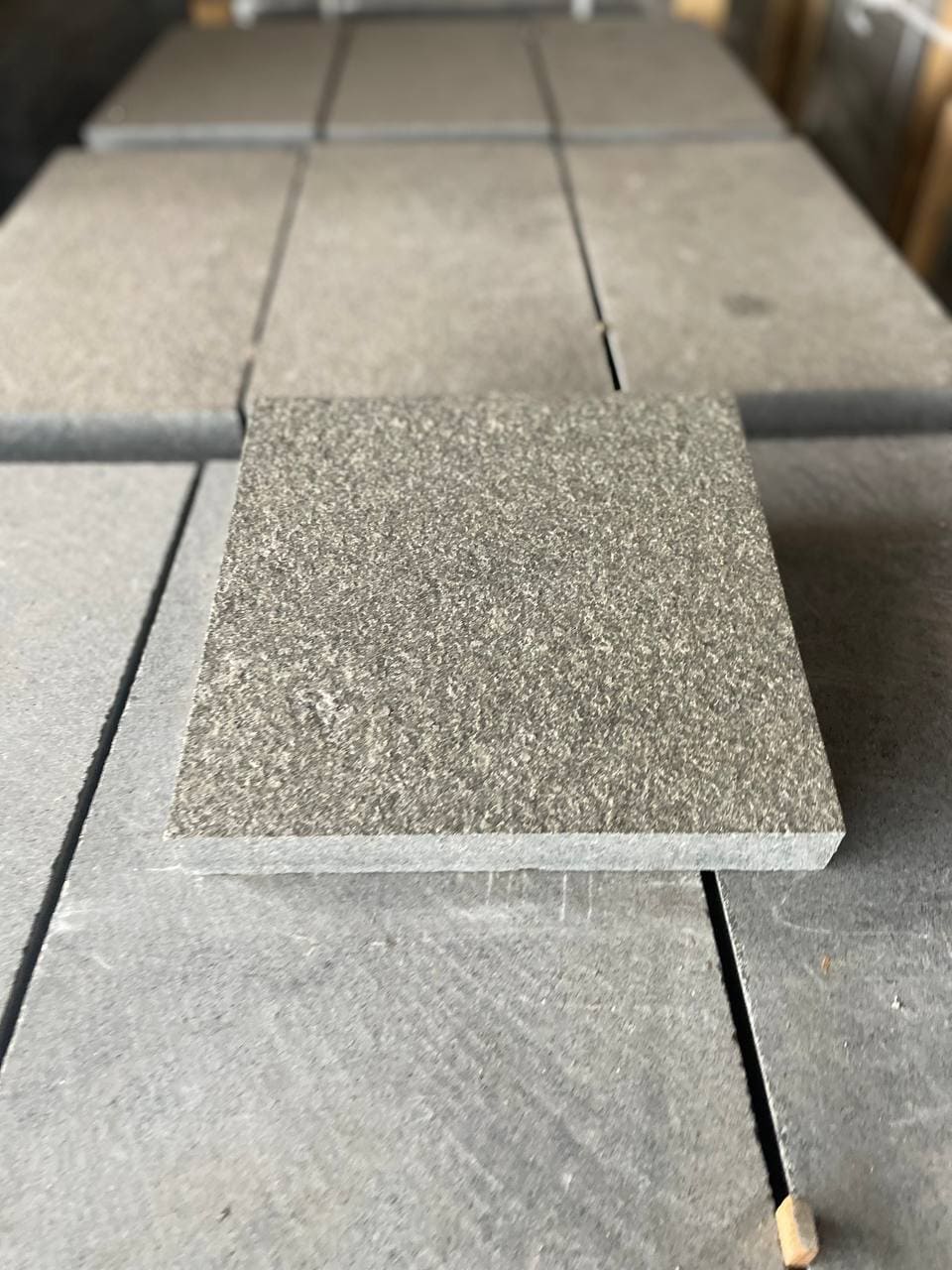 Płyta granitowa chodnikowa płomieniowana ciemnoszara Gabro - dodatkowe zdjęcie