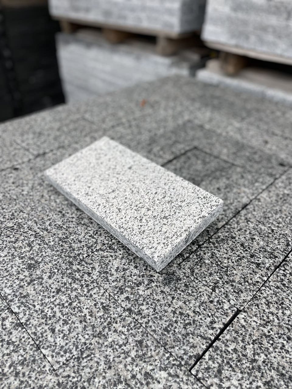 Płyta granitowa chodnikowa płomieniowana jasnoszara Gray UA - dodatkowe zdjęcie