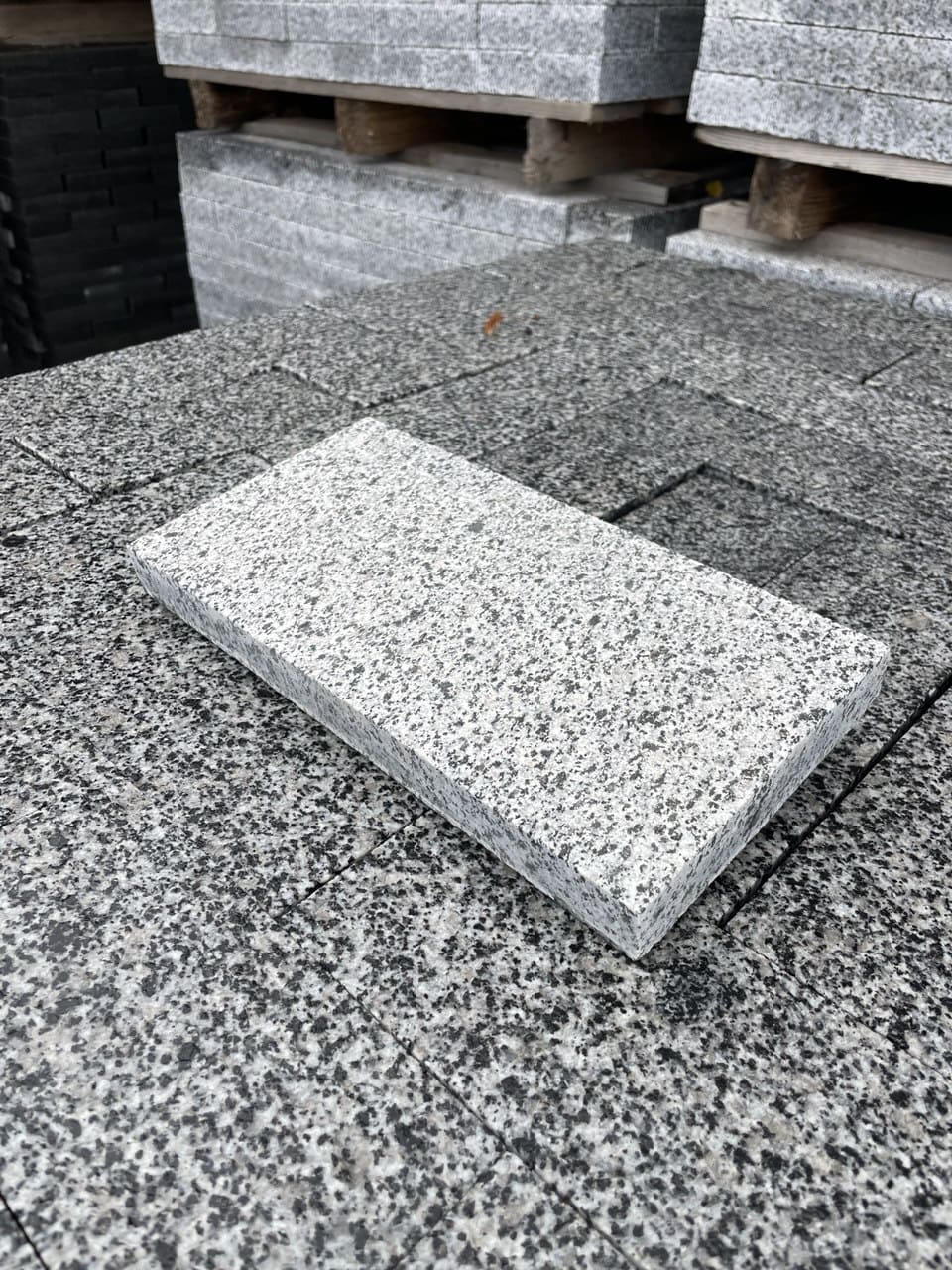 Płyta granitowa chodnikowa płomieniowana jasnoszara Gray UA - dodatkowe zdjęcie